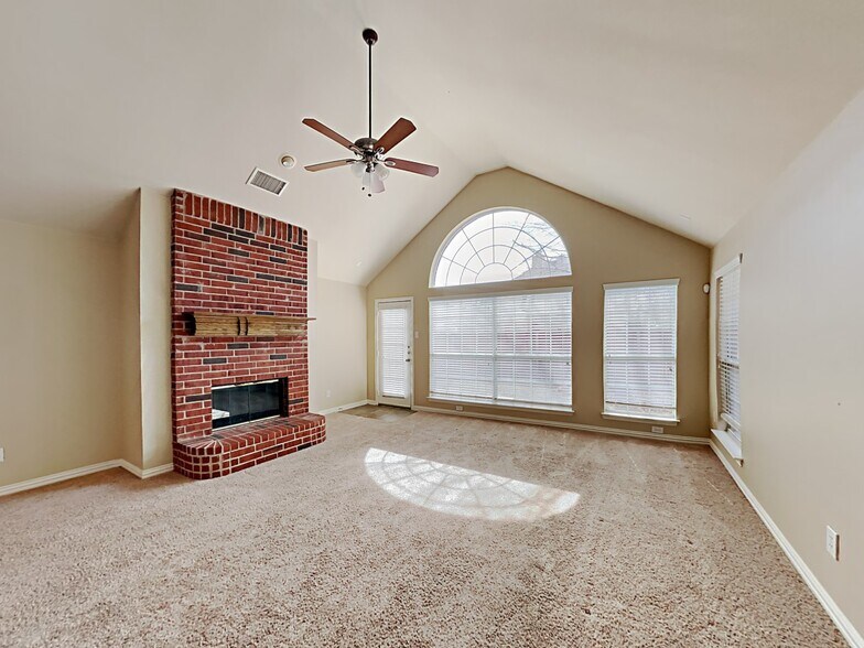 Building Photo - 1310 Golf Club Dr