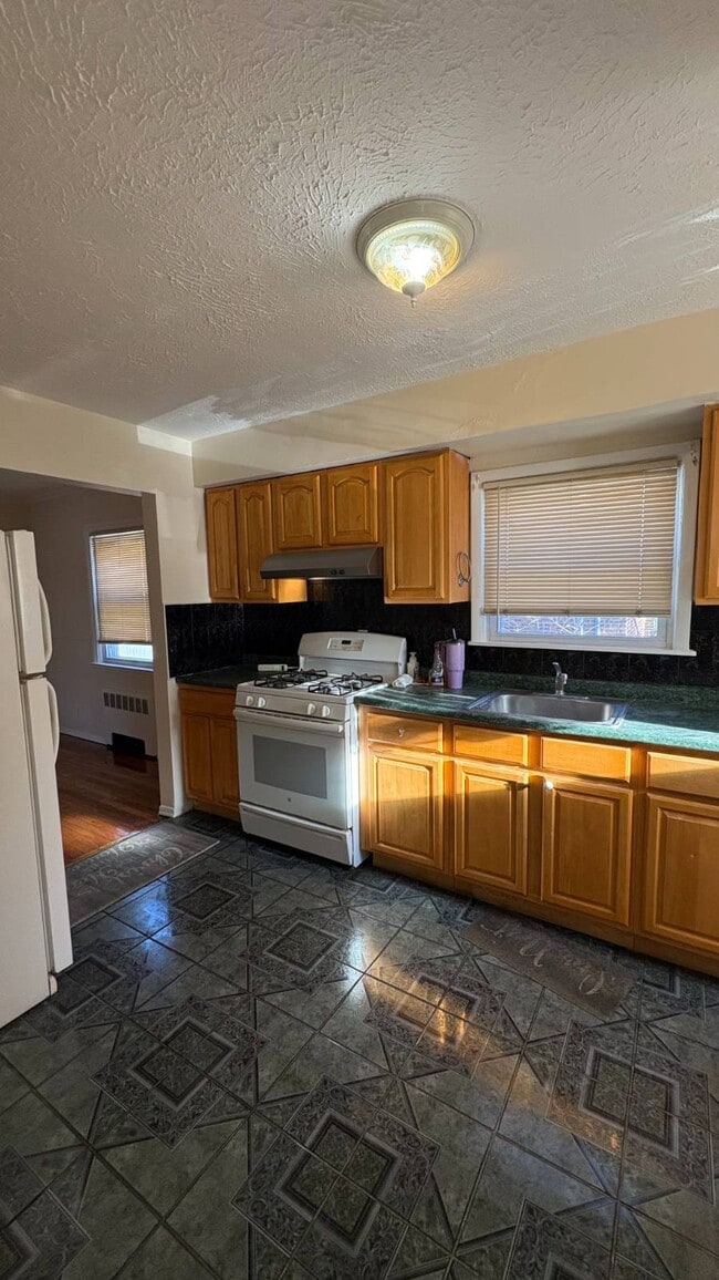 Building Photo - 57 Carnation Ave