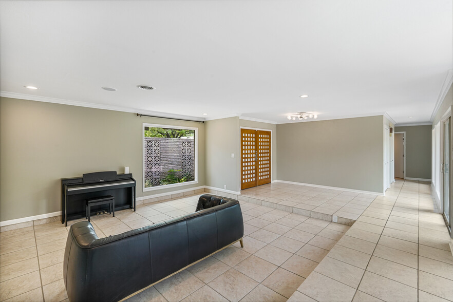Building Photo - 4942 Cherry Hills Dr