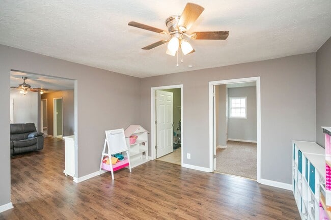 Building Photo - 3 Bed home in Carthage with large basement!