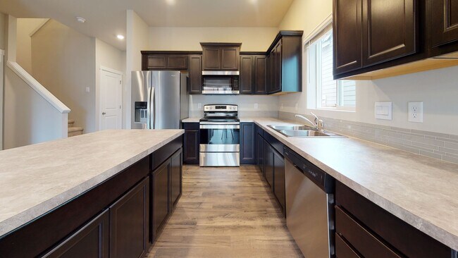 Building Photo - Large 3 Bedroom off of McWilliams, close t...