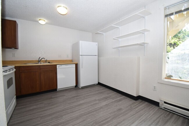 Building Photo - Ground Level 2 Bed Apartment in Great Loca...
