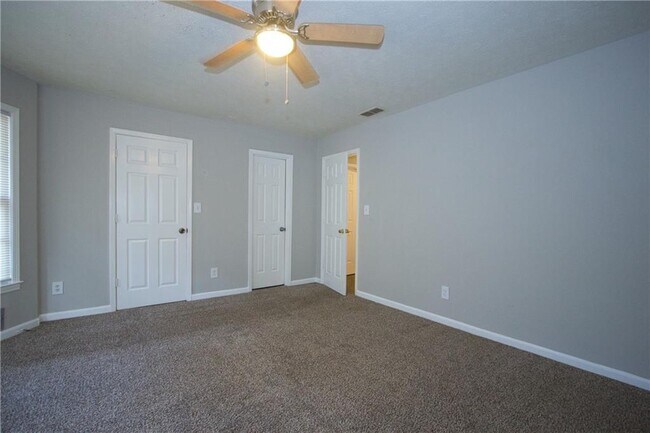 Building Photo - 2139 Golfview Dr SE