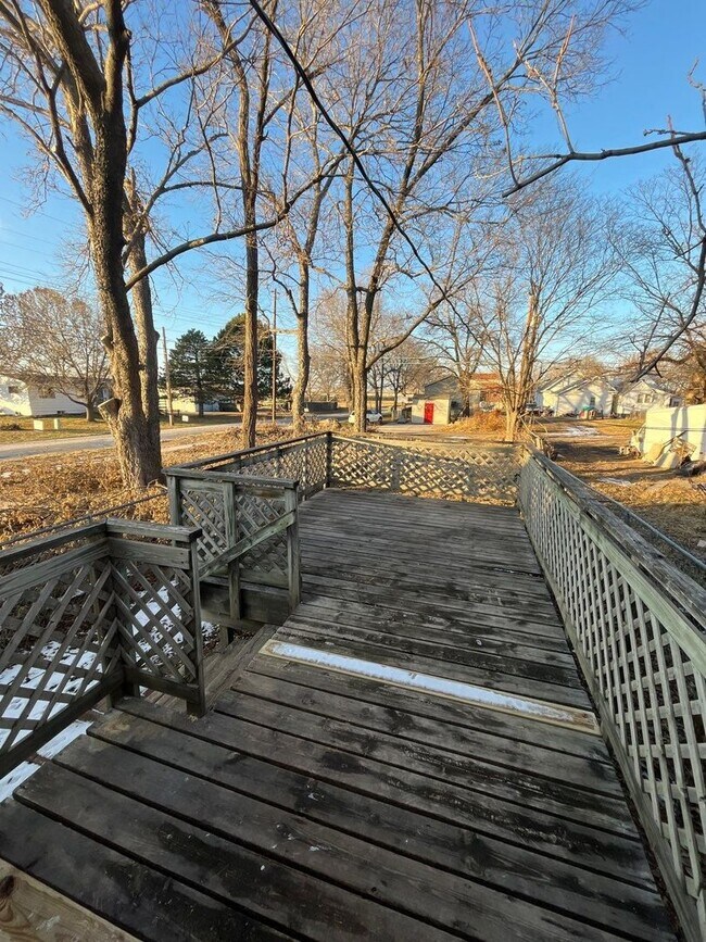 Building Photo - Conveniently located 2-bedroom, 1-bathroom...