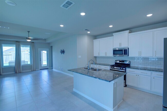 Building Photo - 7215 Clearwater Cv Dr