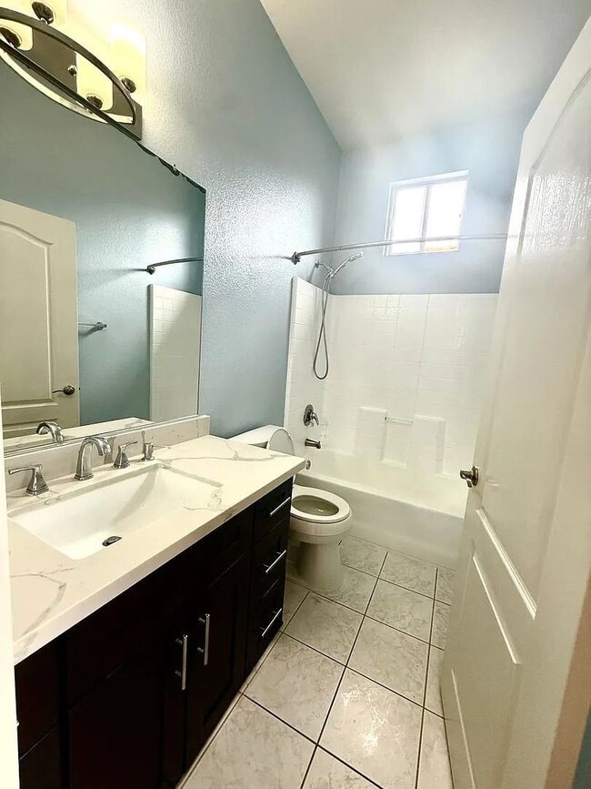 Building Photo - 301 N Navarette Pl