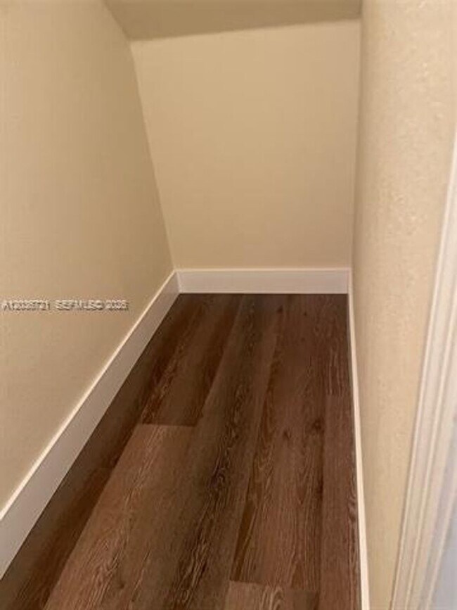 Building Photo - 211 Las Brisas Cir