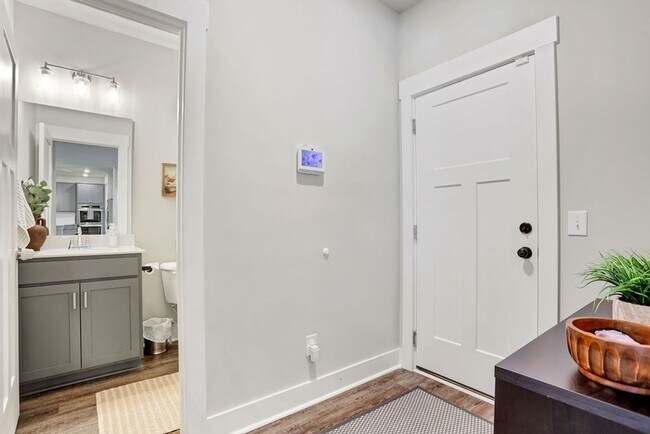 Building Photo - Spacious 4 bedroom 3 bath home with loft