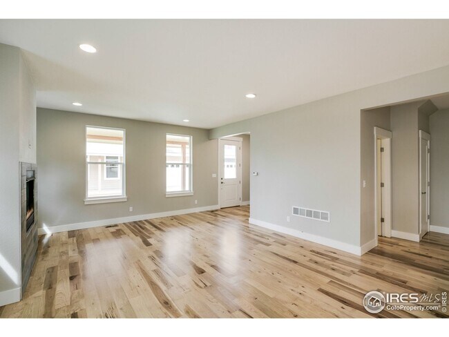 Building Photo - 4 Bedroom Townhome Available in Early Sept...