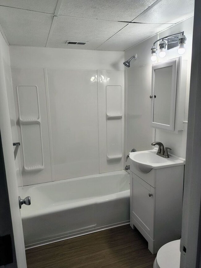 Building Photo - Newly Remodeled 1 Bed, 1 Bath Upper Apartm...