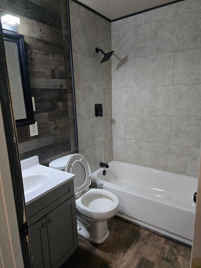 Building Photo - Super Nice 3BD/1BA Home section 8 Welcomed