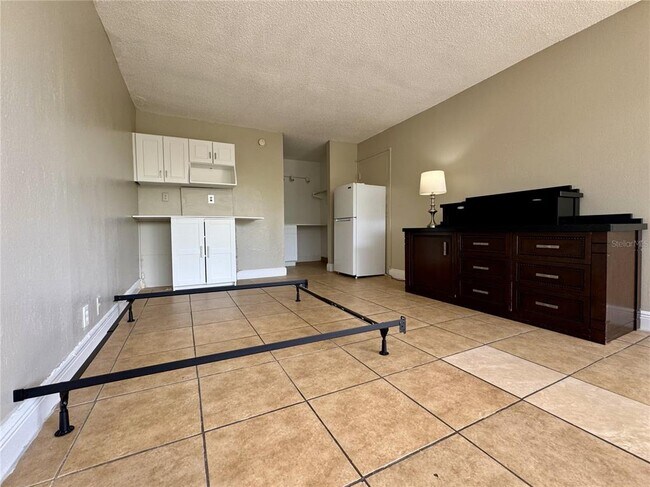 Building Photo - 7900 S Orange Blossom Trail