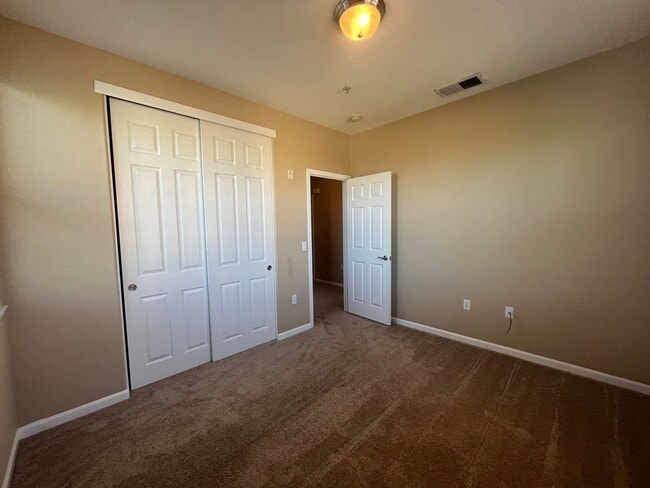 Building Photo - Spacious 3bed 2.5 bath available in Regency Park