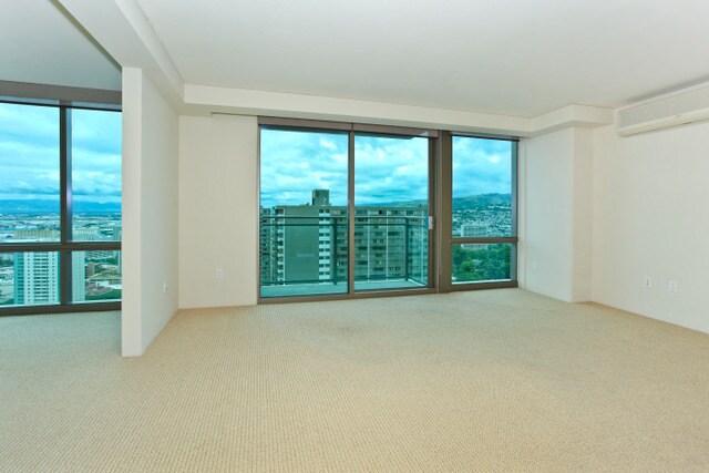 Building Photo - Downtown Luxury! Convenient Location!