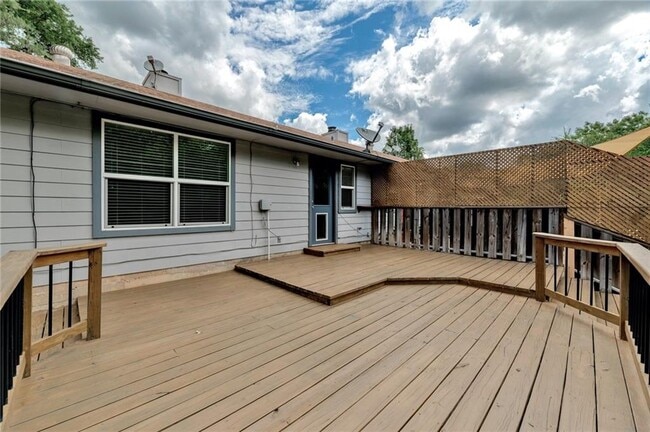 Building Photo - 5616 Oak Blvd