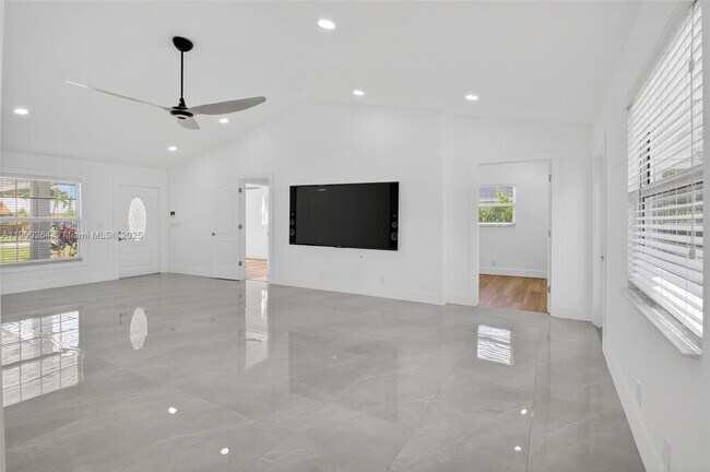 Building Photo - 5276 Pine Tree Dr