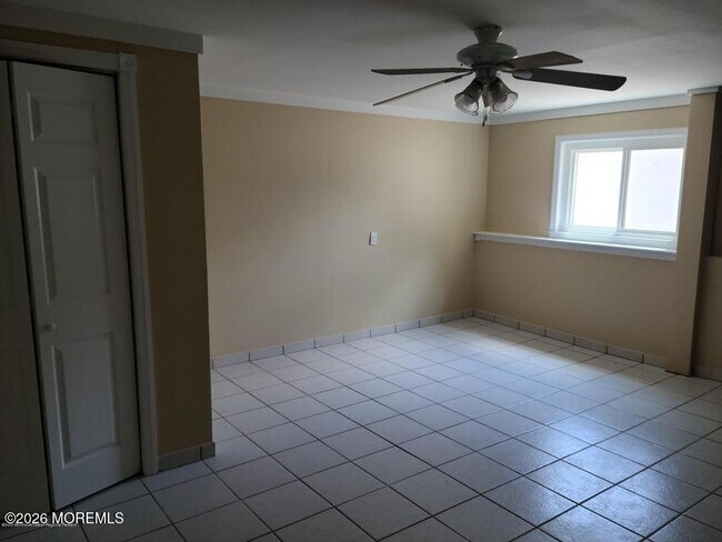 Building Photo - 215 Clubhouse Dr