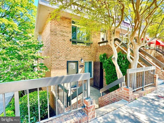 Building Photo - 626 15th St S