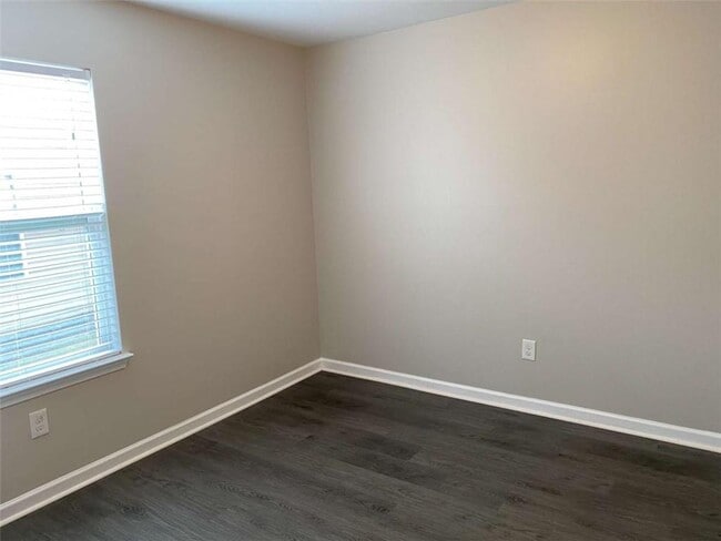 Building Photo - 701 Walnut Woods Dr