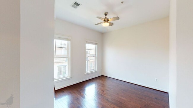 Building Photo - 517 Regent Pl NE