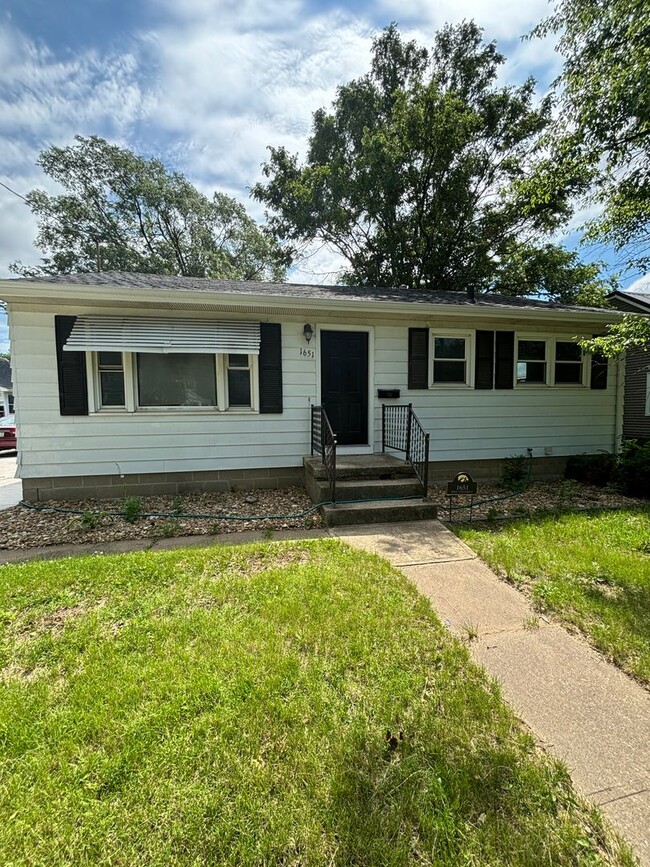 Building Photo - 3 bedroom, 1 bath house for rent right by Kittrell Elementary School!