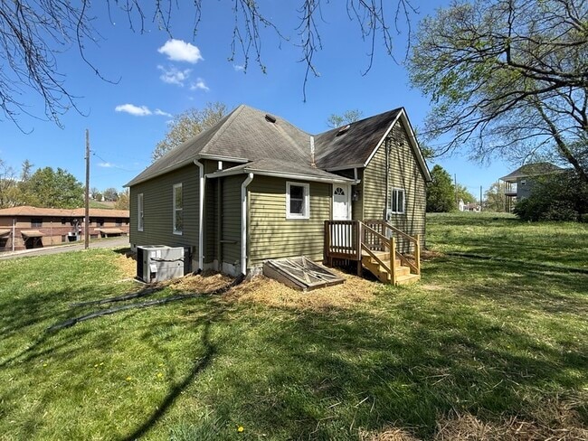 Building Photo - 1514 Jourolman Ave