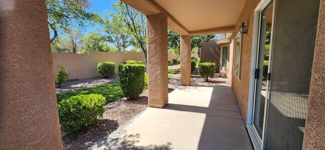 Building Photo - FRESHLY PAINTED 2 Bedroom Patio Home in Ag...