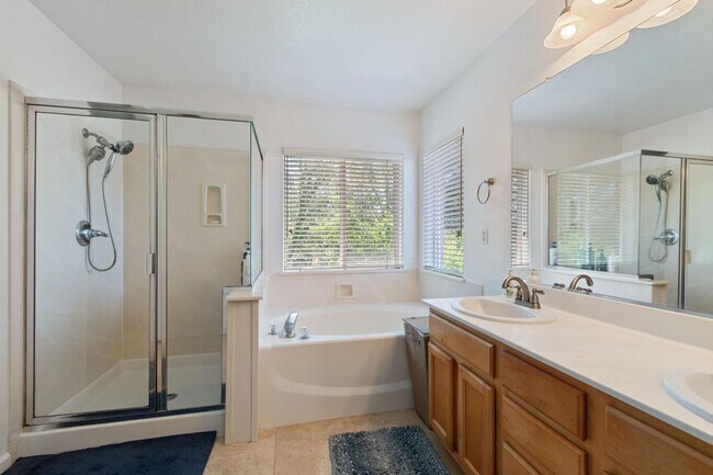Building Photo - Beautiful Four Bedroom in Folsom