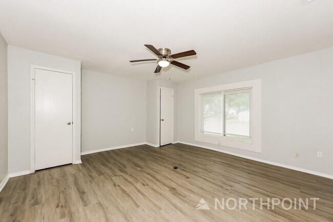 Building Photo - 3 BR/1BA | Newly Renovated Single Family Home |  Front and back yard| In Cleburne!