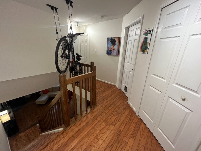 Building Photo - 8 Deer Run Ct