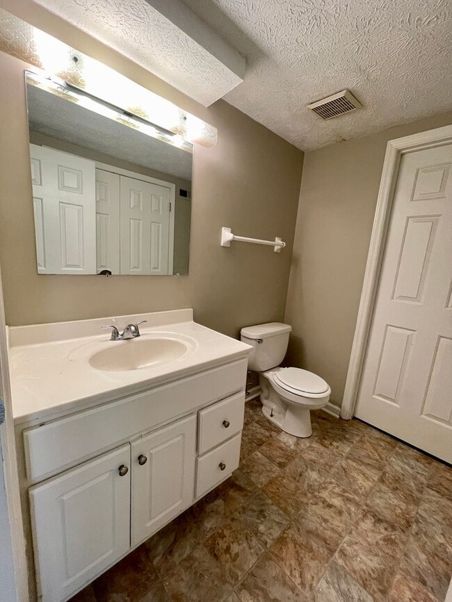 Building Photo - 3 Bedroom Duplex in Tates Creek!