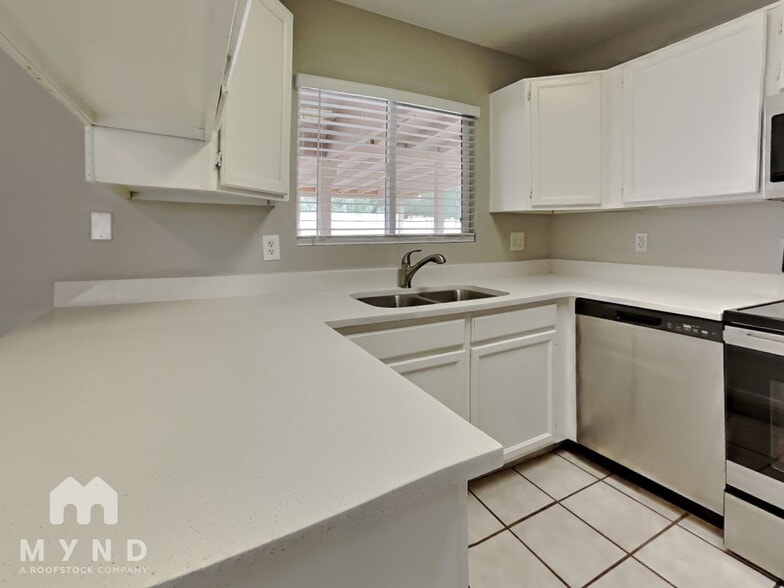 Building Photo - 11220 N 72nd Dr