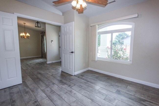 Building Photo - 3 Bedroom Home in Viewpoint East  Applicat...