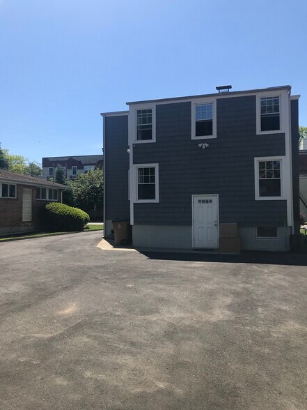 Rear - entrance to basement - 33 Bridge St