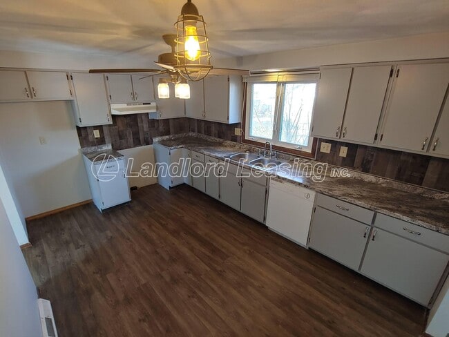 Building Photo - Split level home with updates in Amherst S...