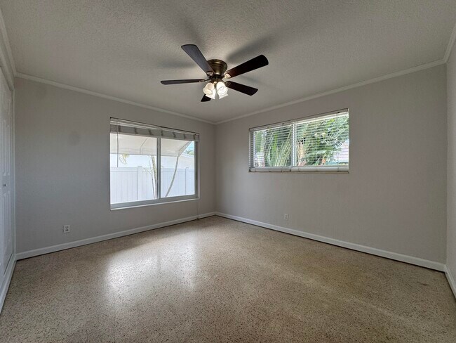 Building Photo - 924 SE 8th Ct