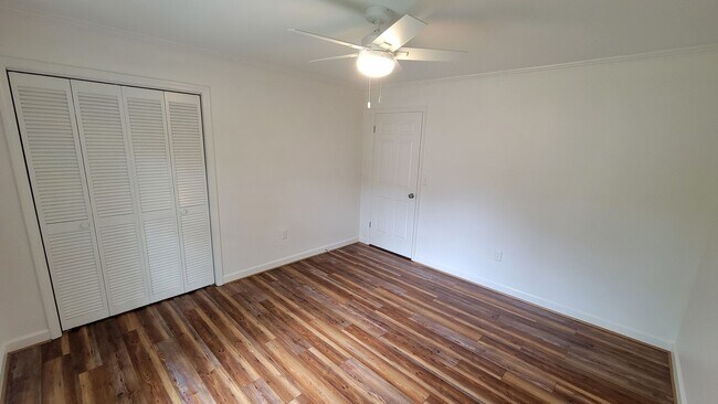 Building Photo - 4 bed, 2.5 Bath Home Available in Sugar Creek