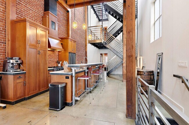 Building Photo - 657 3rd St