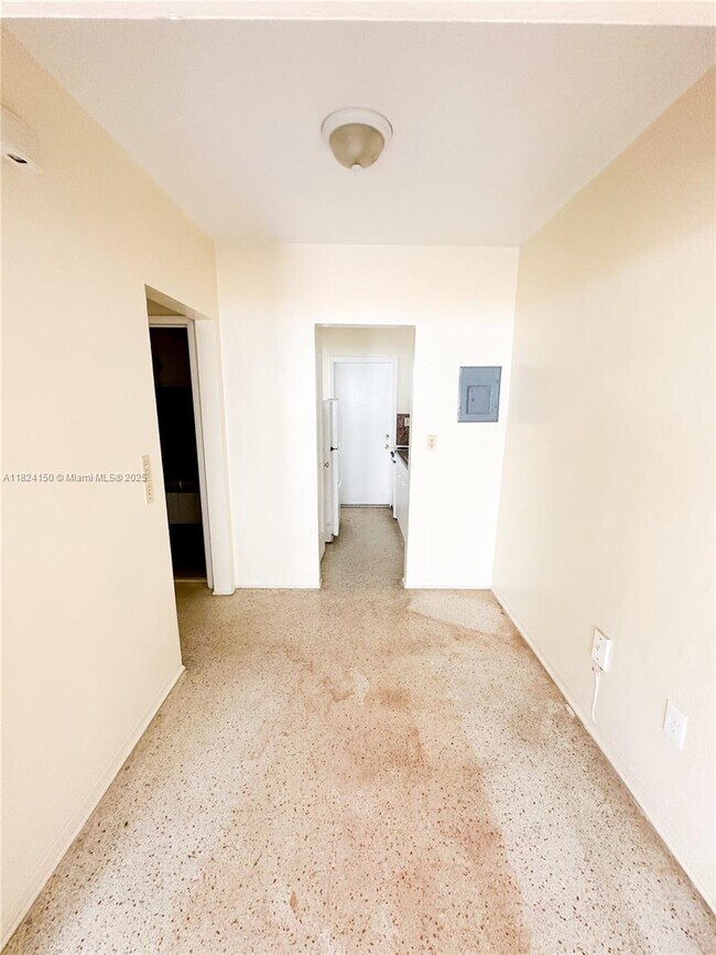 Building Photo - 2140 Bay Dr