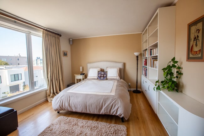 Building Photo - 64 Encanto Ave