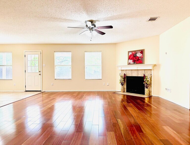 Building Photo - 9809 Tyler Dr