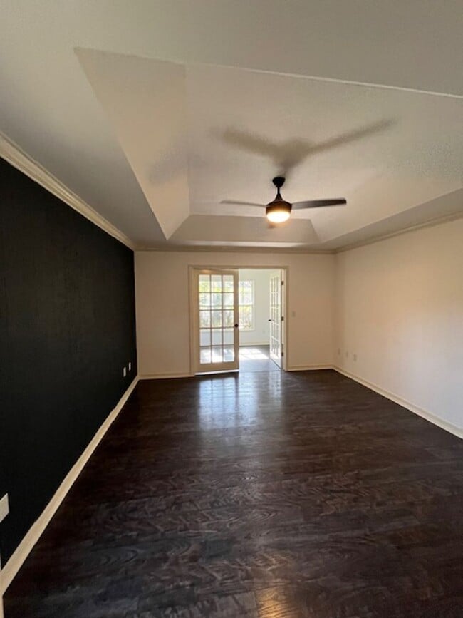 Building Photo - Beautiful and completely Renovated 3/2 fen...