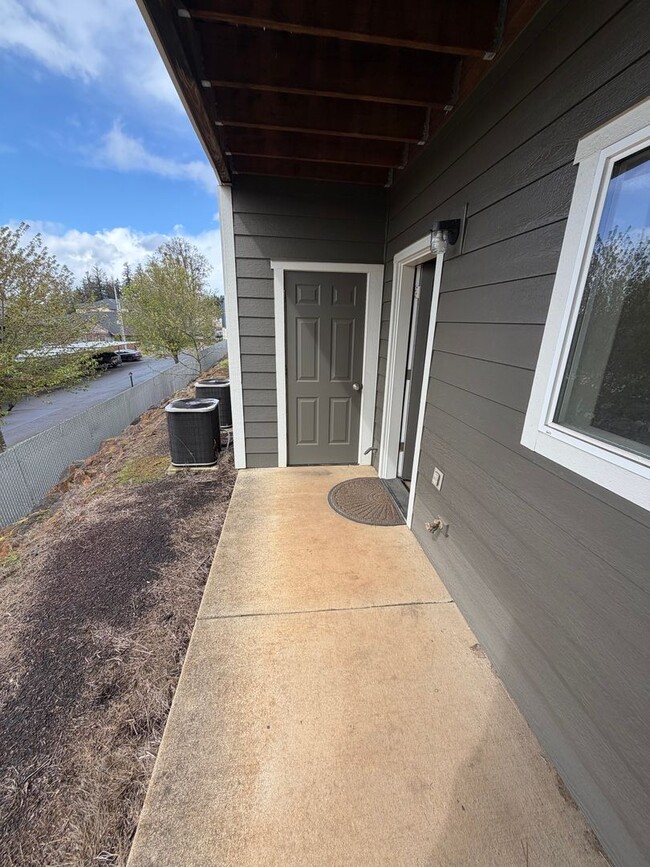 Building Photo - Modern Comfort Meets Easy Living in McKenzie Ridge Estates