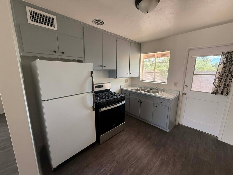 Building Photo - 3577 E 3rd St