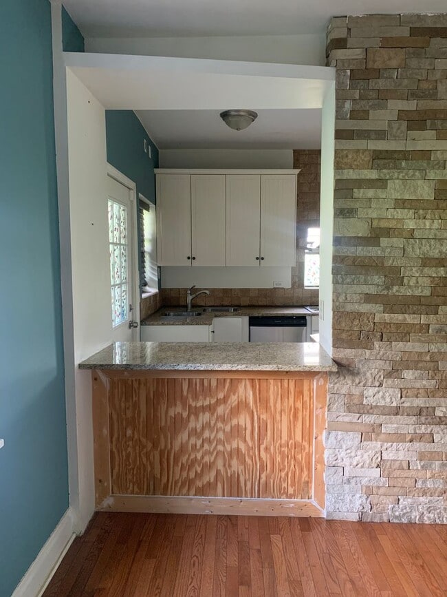 Building Photo - 3 Bedroom Single Family Home with Garage in Mount Washington!