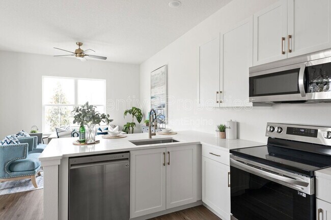 Building Photo - 454 Goodall Ave