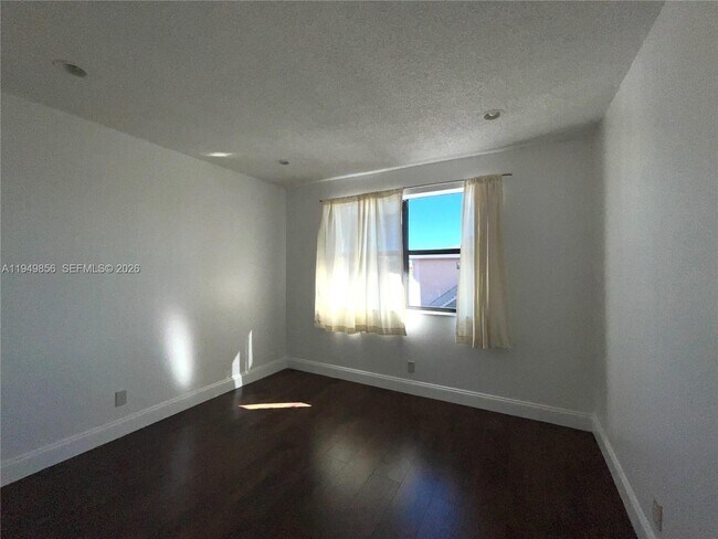 Building Photo - 10043 Winding Lake Rd