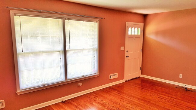 Building Photo - Great, 3 Bedrooms, 1.5 Baths, Brick Ranch ...