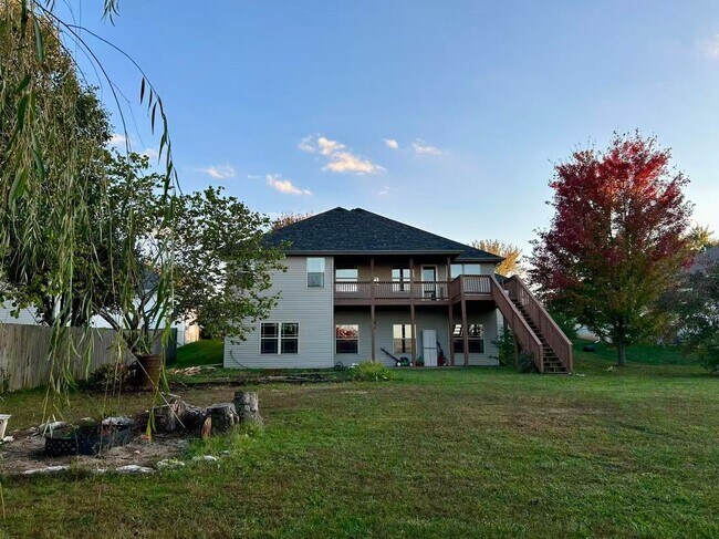 Building Photo - 5 bedroom and 3 bathroom two level house