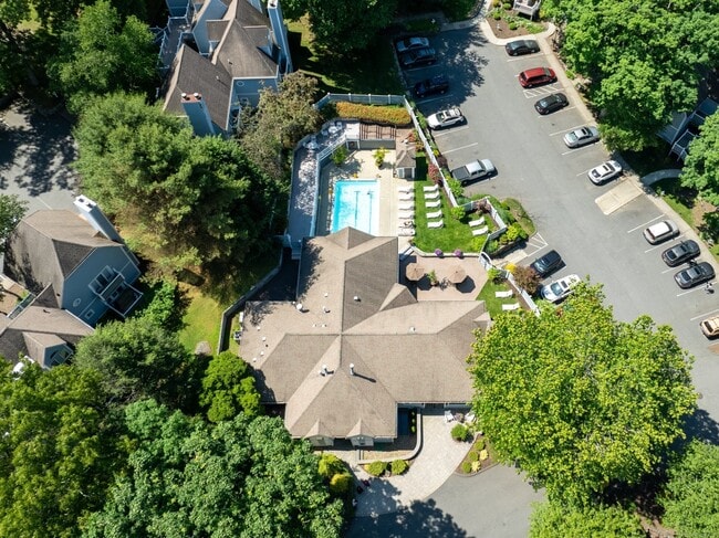 Building Photo - 2124 Old Pond Ln